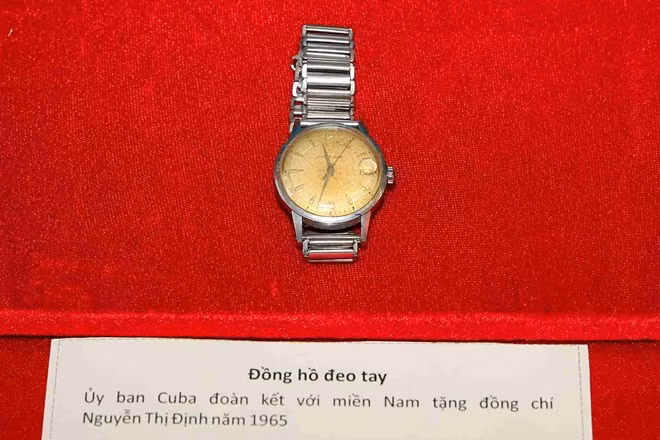Đồng hồ do Ủy ban Cuba đoàn kết với miền Nam đồng chí Nguyễn Thị Định năm 1965
