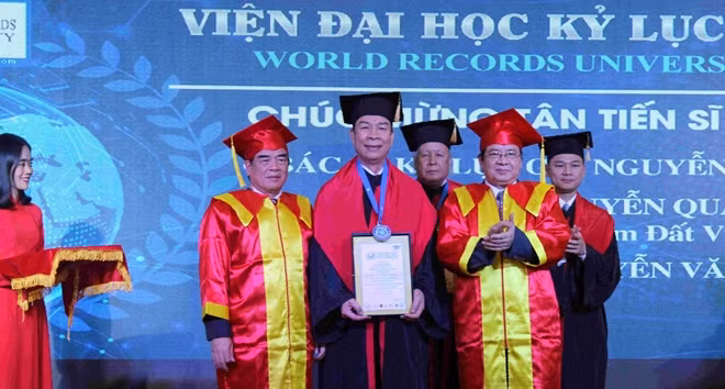 AHLĐ Nguyễn Quang Mâu đón nhận danh hiệu Tiến sĩ danh dự của Viện Đại học Kỷ lục Thế giới