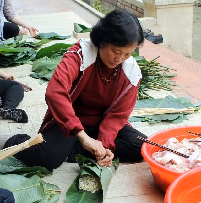 Cũng như năm ngoái, năm nay gia đình lại về cùng lực lượng bộ đội gói bánh chưng để cúng Người như phong tục của người Việt Nam. Đồng thời cũng giáo dục con cháu về truyền thống của cha ông, và giúp con cháu luôn nhớ về nguồn gốc tổ tiên.