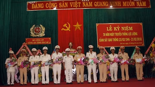 Các tập thể, cá nhân được khen thưởng.