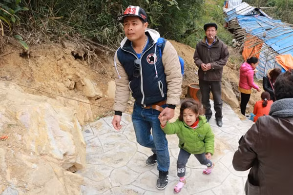 Nhiều trẻ em cũng được cùng gia đình hành hương lên chùa Ngọa Vân.