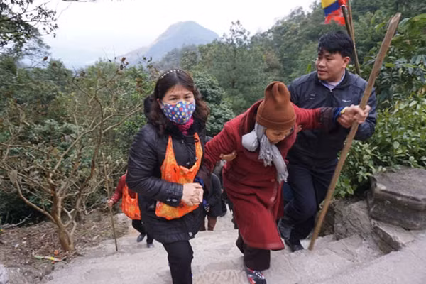Du khách hành hương lên chùa Ngọa Vân.