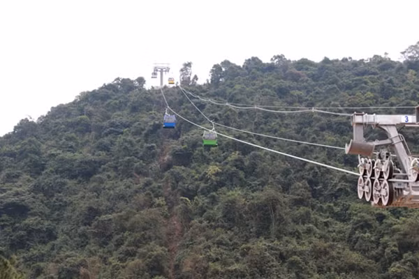 Ngọa Vân hiện nay có hệ thống cáp treo dài 2,1km, gồm 52 ca bin với công suất vận chuyển 2.300 lượt khách/giờ. Giá vé cáp treo 2 chiều là 180.000 đồng/người và giá vé một chiều là 100.000 đồng/người; miễn phí với trẻ em cao dưới 1,1m, người già, thương, bệnh binh…