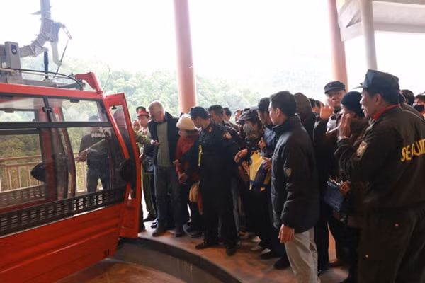 Vì là ngày đầu tiên miễn phí lên hê thống cáp treo cũng bị quá tải