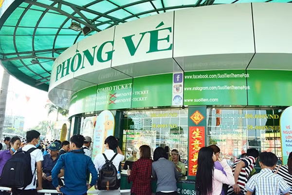 Kiên nhẫn chờ đợi mua vé vào cổng.