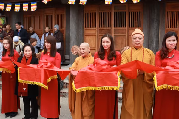 Phó Chủ tịch nước Nguyễn Thị Doan cắt băng khánh thành chùa Ngọa Vân.
