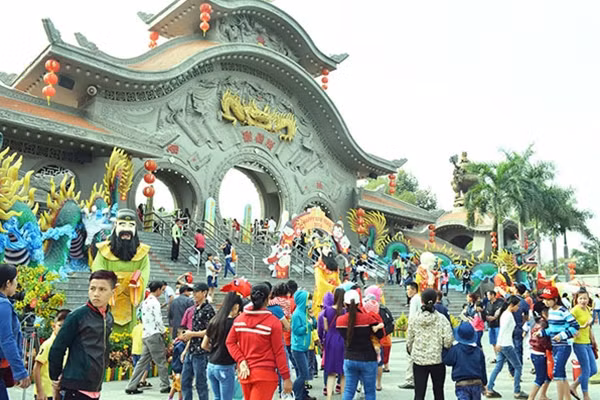 Ngay trong ngày đầu tiên của năm mới, khách du xuân đã đổ về vui chơi tại Suối Tiên.