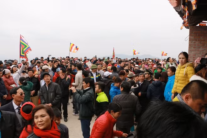 Bên ngoài chùa Ngọa Vân chật ních du khách.
