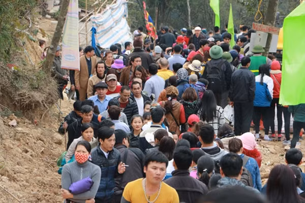 Dù đây là lễ khai hội xuân Ngọa Vân lần thứ nhất nhưng vẫn thu hút rât đông du khách hành hương đến với Ngọa Vân.