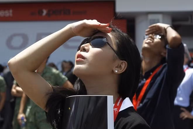 Khách tham quan chăm chú với các màn biểu diễn trên không. Ảnh: EPA.