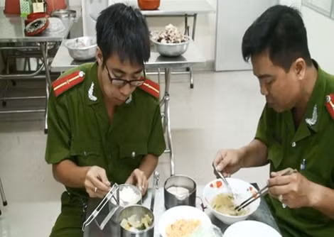 Tranh thủ lót dạ trước lúc lên đường.