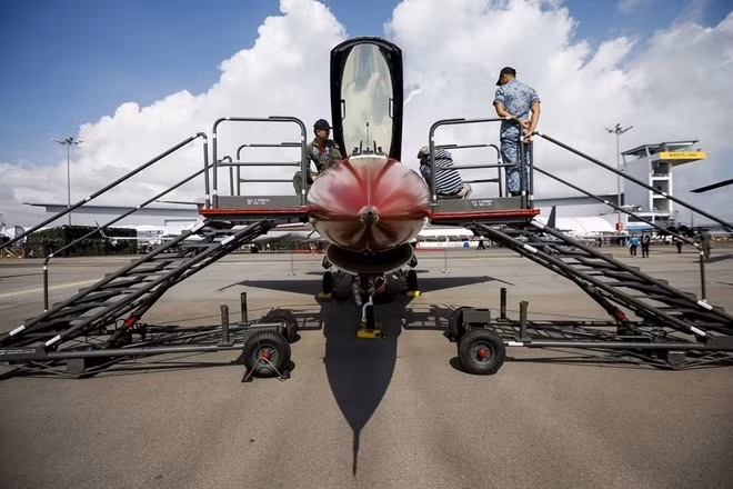 Một chiếc F-16 Fighting Falcon do hãng General Dynamics được phủ màu quốc kỳ Singapore thuộc đội bay biểu diễn Black Knights. Ảnh: EPA.