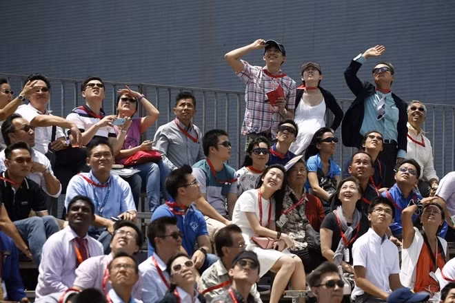 Lễ khai mạc Singapore Airshow 2016 diễn ra ngày 16-2 đã thu hút rất nhiều khách tham quan. Ảnh: Reuters.