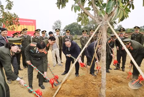 Chủ tịch Ủy ban Trung ương Mặt trận Tổ quốc Việt Nam; Thứ trưởng Thường trực Bộ Công an Đặng Văn Hiếu....
