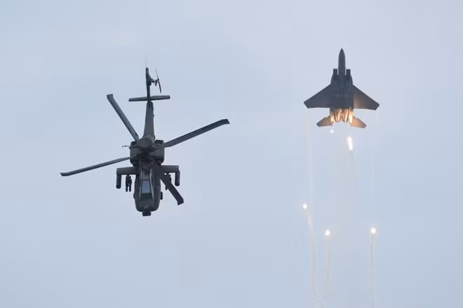 Một màn biểu diễn của máy bay chiến đấu F-15SG và trực thăng tiến công AH-64D Apache thuộc không quân Singapore (Republic of Singapore Air Force -RSAF) tại triển lãm Singapore Airshow 2016. Nguồn: Channelasianews.