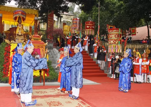 Nghi lễ dâng hương được tiến hành trang trọng, thành kính.