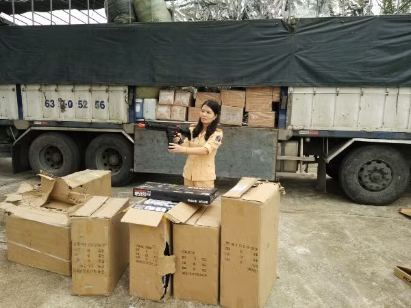 CSGT kiểm tra khẩu súng nhựa