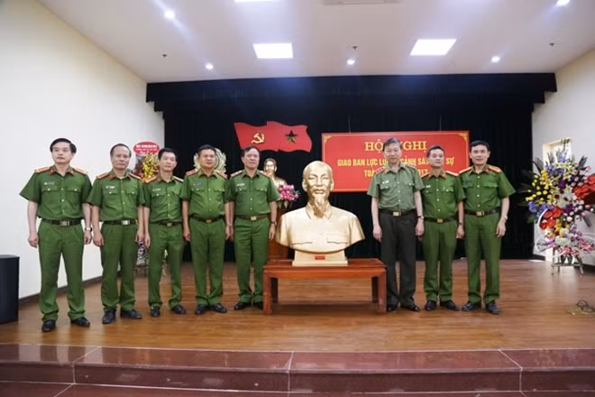 Bộ trưởng Tô Lâm tặng bức tượng Chủ tịch Hồ Chí Minh cho Cục Cảnh sát hình sự