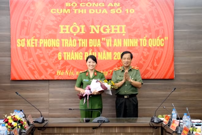 Thiếu tướng Đỗ Ngọc Cẩn trao thưởng cho cá nhân đoạt giải trong cuộc thi viết "Gương chiến sĩ Cảnh sát PCCC"