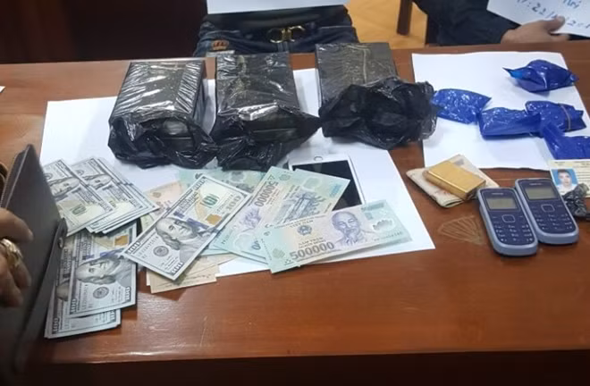 6 bánh heroin cùng hồng phiến và một số tang vật khác
