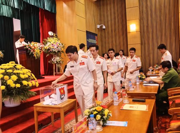 Đoàn viên thanh niên bỏ phiếu bầu BCH Đoàn Thanh niên Tổng cục Cảnh sát nhiệm kỳ 2017-2022