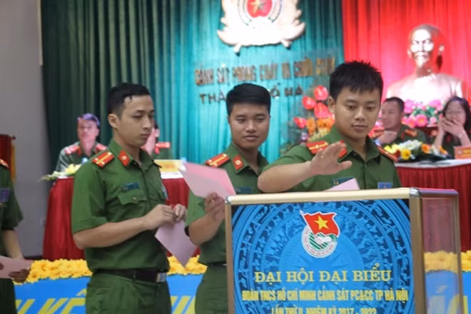 Đoàn viên thanh niên bỏ phiếu bầu BCH nhiệm kỳ mới