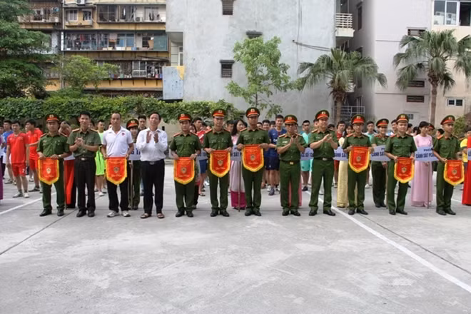 Ban tổ chức trao cờ lưu niệm cho các đội tuyển tham gia