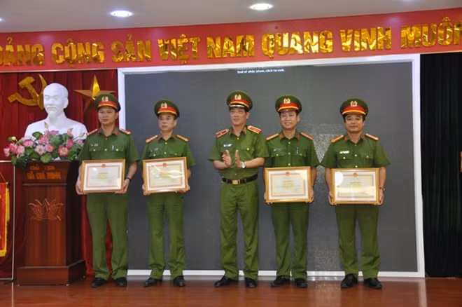 Thiếu tướng Đoàn Việt Mạnh, Cục trưởng Cục Cảnh sát PCCC và CNCH trao thưởng cho tập thể, cá nhân có thành tích xuất sắc