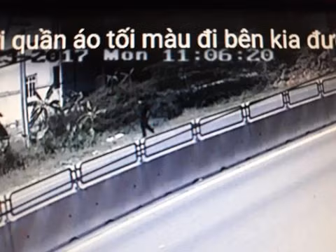 Người mặc quần áo tối màu xuất hiện ở khu vực xe taxi là Lê Hồng Quân