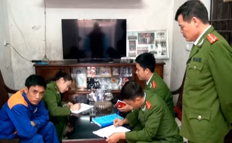 Công an đang lập biên bản tại nhà đối tượng Giáp và tang vật chiết ga trái phép tại nhà Giáp.