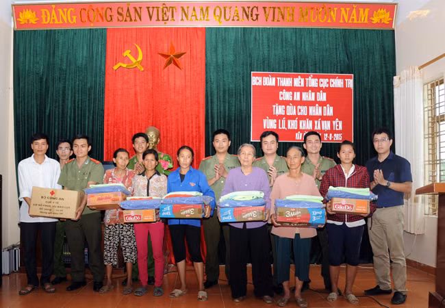 Đoàn công tác trao quà các hộ nghèo và khó khăn trên địa bàn xã Vạn Yên, huyện Vân Đồn.