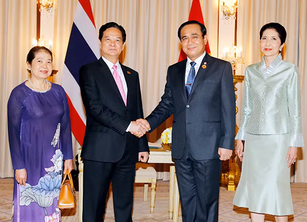 Thủ tướng Nguyễn Tấn Dũng cùng phu nhân và Thủ tướng Thái Lan Prayut Chan-ocha cùng phu nhân tại buổi hội kiến. Ảnh: TTXVN.