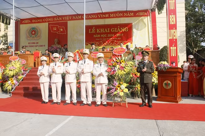 Thứ trưởng Nguyễn Văn Thành tặng hoa cho Ban giám hiệu nhà trường