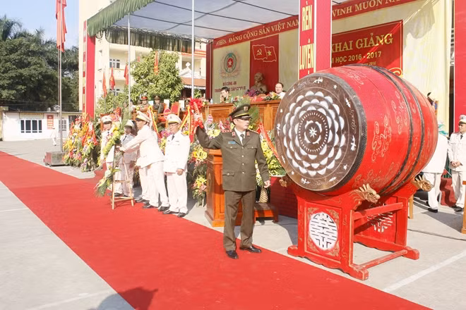 Thứ trưởng Nguyễn Văn Thành đánh trống khai giảng năm học mới