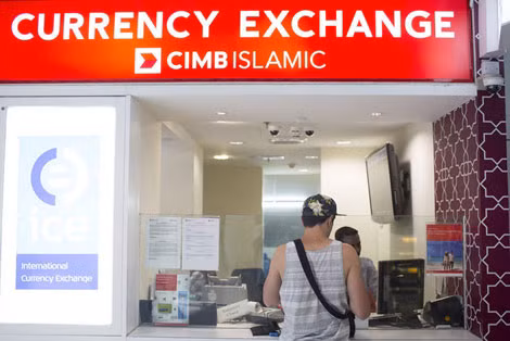 Tập đoàn Ngân hàng CIMB Group Holding BHD của Malaysia.