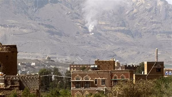 Khói trắng bốc lên sau cuộc không kích của máy bay Arab Saudi ở thành phố Sana’a, Yemen.