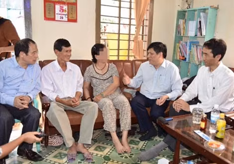 Chiều 5-4, Thứ trưởng Bộ Y tế Nguyễn Thanh Long đến thăm bà L -người bị nhiễm virus Zika đầu tiên