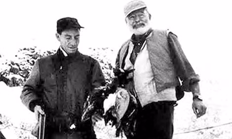 Nhà văn Hotchner (bên trái ảnh) và E. Hemingway trong một chuyến đi săn ở Ketchum, bang Idaho.