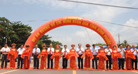 Các đại biểu tham dự buổi lễ cắt băng thông tuyến Đắk Nông và Bình Phước.