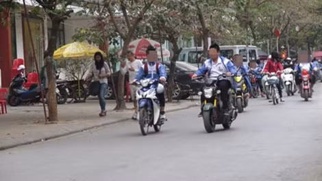 Dù trên xe có mũ bảo hiểm nhưng vẫn không đội.