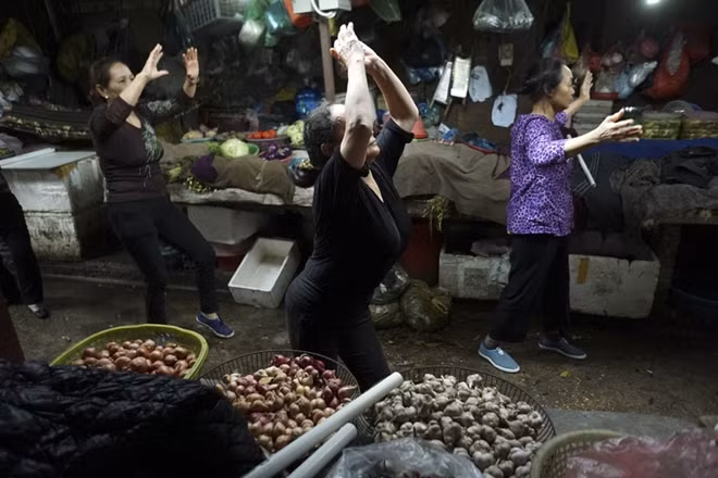 Ở khu này, số lượng người tham gia còn đông hơn, cao điểm lên đến hơn 20 người trong đó nhiều cụ đã ngoài 70 tuổi.