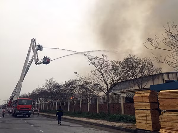 Một số hình ảnh tại đám cháy.