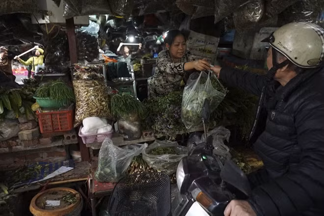 Vừa tập vừa bán hàng, Chị Vũ Thị Hiến (50 tuổi) cũng là một người tham gia tích cực với phong trào. Chị bán các loại lá xông trong chợ đã gần 30 năm nay