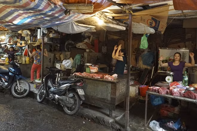 Quang cảnh trong giờ luyện tập của các bà các mẹ các chị tại chợ Xanh Kim Liên.