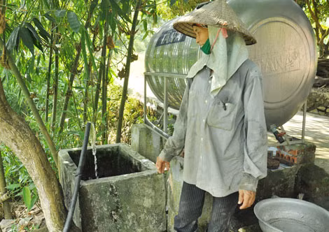 Chị Lê Thị Khanh kể về nỗi khổ của người dân.