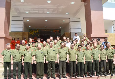 Bộ trưởng Trần Đại Quang, Thứ trưởng Tô Lâm và các đại biểu chụp ảnh lưu niệm với lãnh đạo cùng CBCS Tổng Cục An ninh.