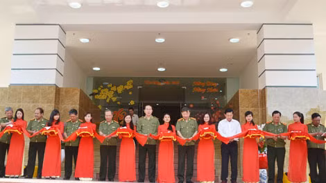 Bộ trưởng Trần Đại Quang, Thứ trưởng Tô Lâm và các đại biểu cắt băng khánh thành Trụ sở làm việc Cục A70, A71-Tổng Cục An ninh.