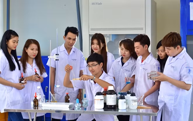 Sinh viên Đại học Sư phạm kỹ thuật Vĩnh Long, trong giờ thực hành.