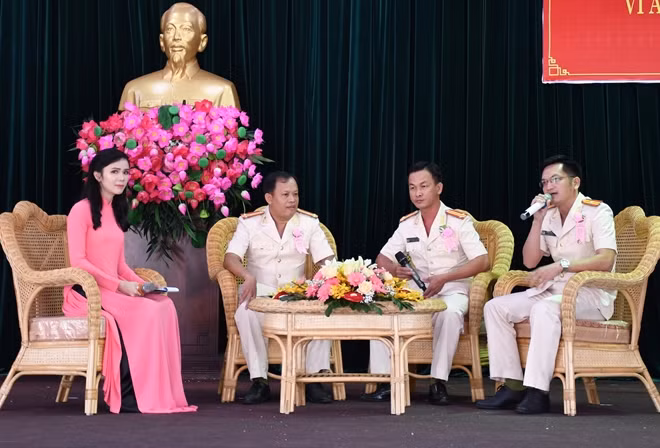 Các tập thể, cá nhân điển hình tiên tiến tham gia giao lưu tại hội nghị. Ảnh: Đặng Thanh.