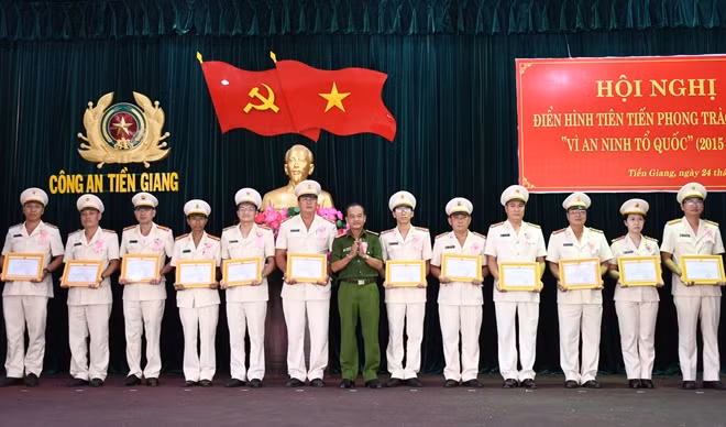 Đại tá Nguyễn Văn Tảo, Phó Giám đốc Công an tỉnh Tiền Giang, trao giấy khen các tập thể, cá nhân điển hình tiên tiến trong phong trào thi đua. Ảnh: Đặng Thanh.